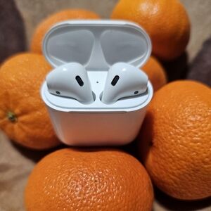 Apple Airpods 2nd Generation & Charging Case